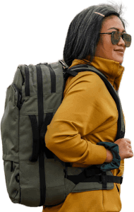 Viaggiatrice che usa la navigazione offline