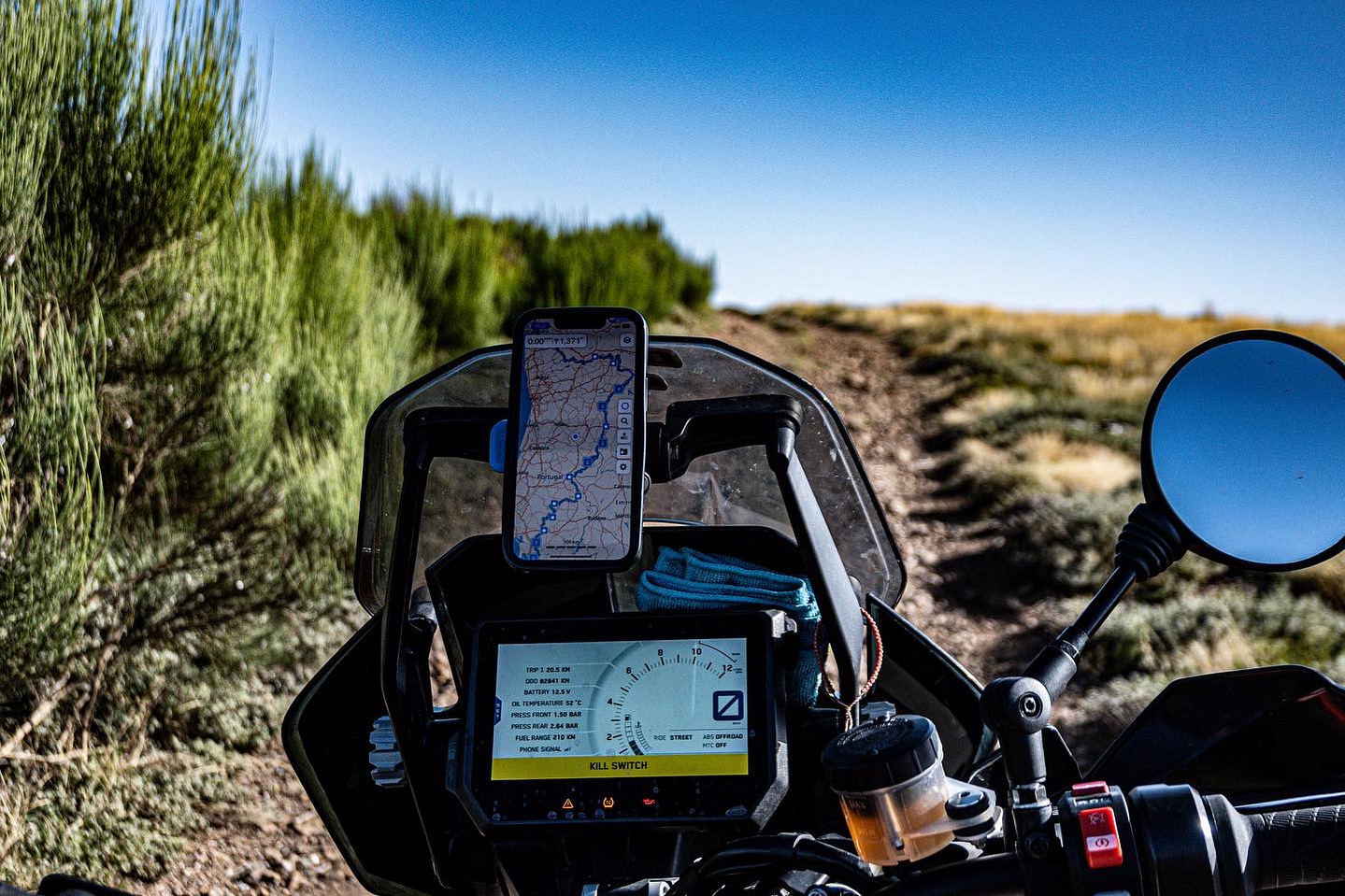 Motorcycle with Guru Maps by @thebravebiker 
